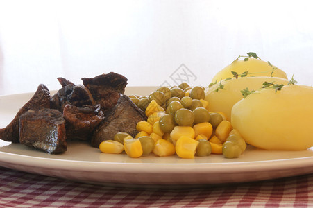 猪肺炖牛肉配土豆和有机蔬菜背景图片
