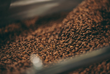 咖啡豆烤加工过程的选图片