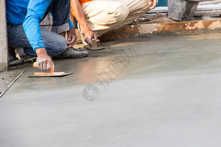 男人工作地板石膏水泥图片