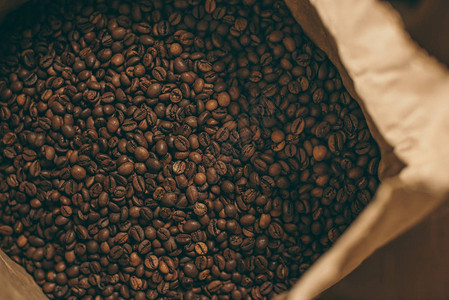 纸袋中咖啡豆的近景图片