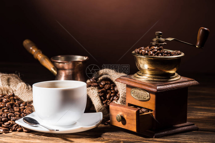 在生锈木制桌子上用旧咖啡杯加古代塞子图片