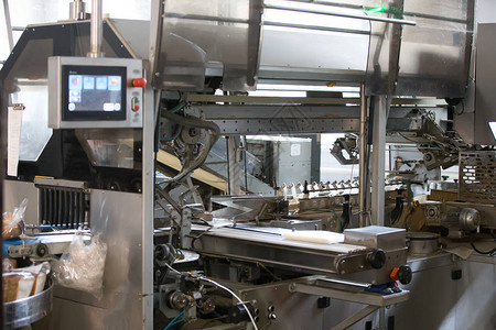烘焙产品包装工业生产线在工厂包装在工厂生产的切图片