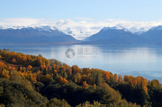 冰川和山岳的景象冰雪在阿拉斯加卡赫马克湾以明图片