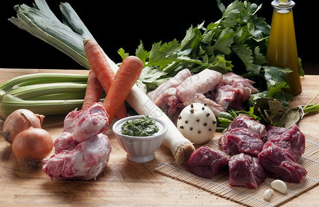 用小牛肉和不同蔬菜制备肉汤的配料图片