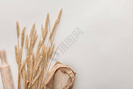 小麦钉滚针和面粉袋的顶部视图背景图片