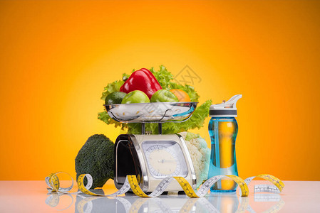 按比例的新鲜水果和蔬菜装有水的运动瓶子和黄图片