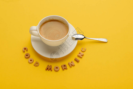 一杯新鲜热咖啡和早安题词的特写视图图片
