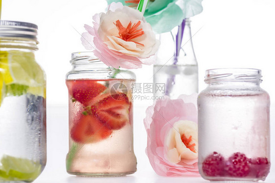 白色的鲜浆果饮料和装饰花朵被图片