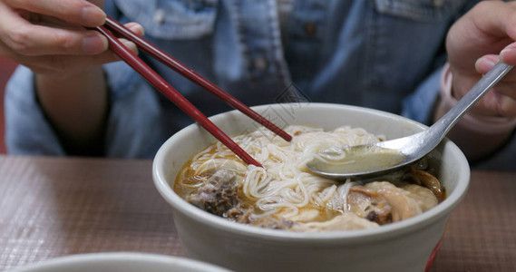 餐厅的麻油鸡面图片