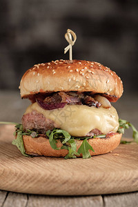有牛肉奶酪和焦糖洋葱的自制多汁汉堡街图片