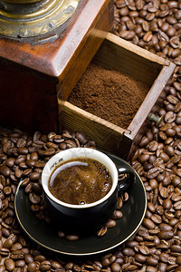 咖啡磨坊的细节用咖啡豆和咖啡的图片