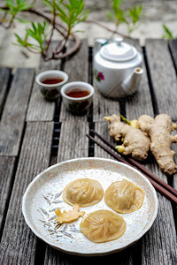 中餐汤圆或小笼包在盘子里图片