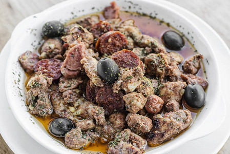 picapau葡萄牙辣酱猪肉和香肠传统小吃图片