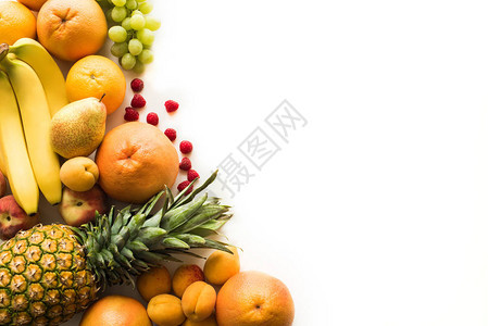 不同新鲜水果的顶部视图在白色上与图片