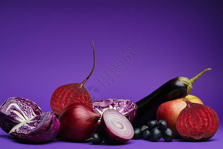 切片卷心菜洋葱甜菜根葡萄苹果和紫图片