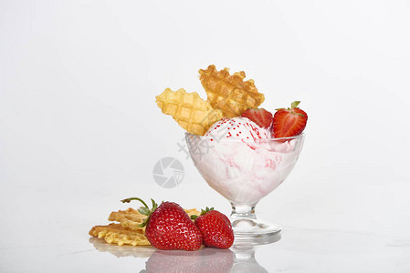 美味的冰淇淋加华芙饼和草莓图片
