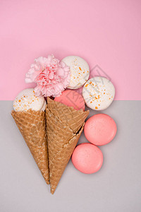 彩色背景的松饼锥和康乃馨花红最顶端图像Macaro图片