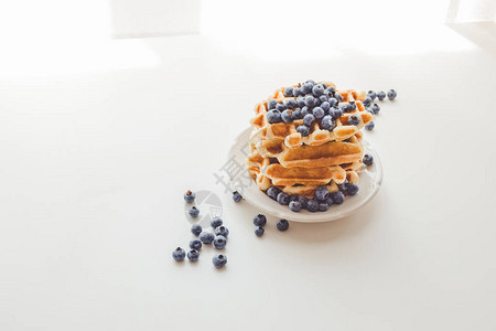 一盘新鲜松脆的华夫饼配蓝莓图片