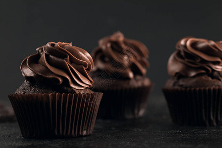 黑色美味自制巧克力纸杯蛋糕的特写镜头图片