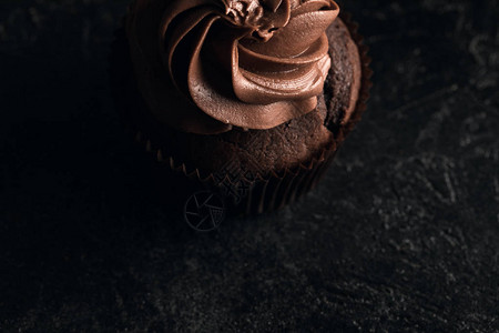 黑色上美食自制巧克力蛋图片