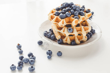 一盘美味的新鲜堆叠的比利时华夫饼配蓝莓图片