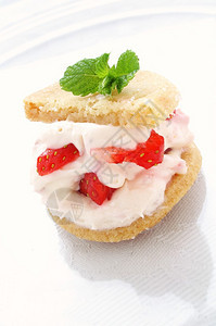 草莓奶油脆饼甜点图片