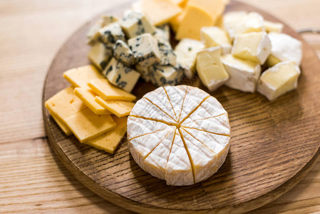 木制板上各种新鲜奶酪种类的选图片