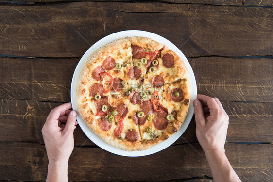 以美味新鲜的披萨配着白色盘图片