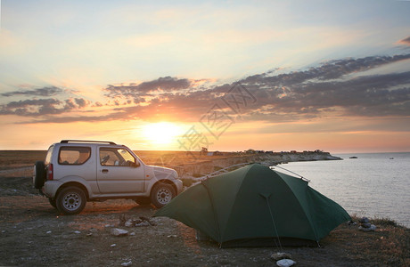 海边的帐篷和汽车图片