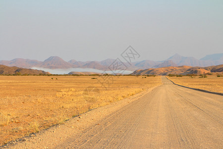 非洲肮脏道路的风景图片