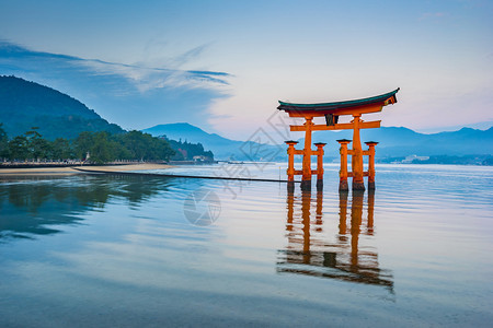 日本宫岛的浮动牌坊背景图片