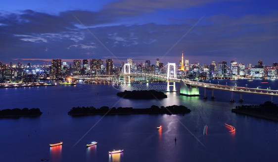 横跨东京湾的彩虹桥其背图片
