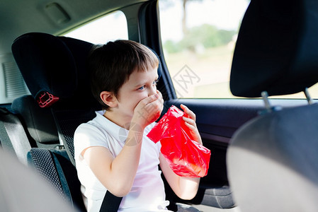 7岁儿童在车里呕吐患图片