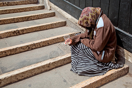 意大利威尼斯的老女乞丐图片素材