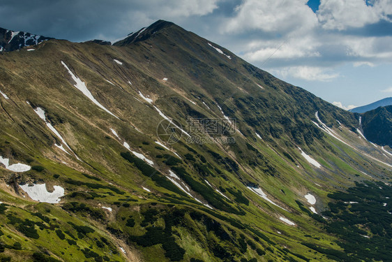 波兰塔特拉山脉峰的全景图片
