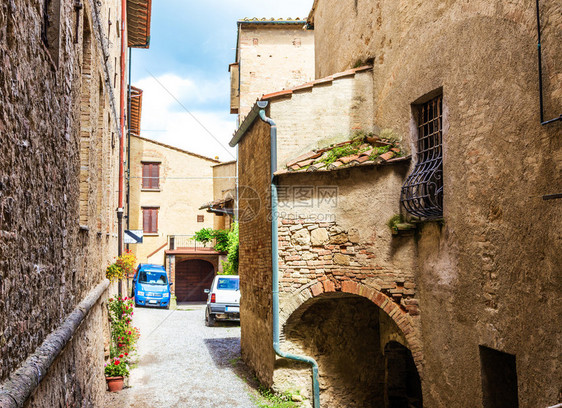 意大利托斯卡纳比萨省具有历史意义的沃尔特拉镇的古老传统房图片