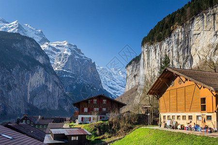 瑞士因特拉肯附近山丘和房子的美图片