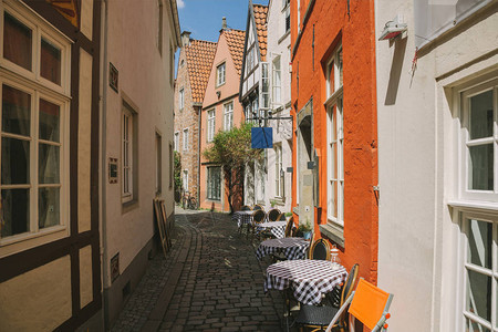 德国波恩日间有暑期餐厅和建筑物的街道图片