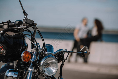 传统古典摩托车和背景情侣的旧式经典摩托图片