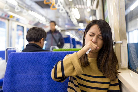 女人在火车厢里感觉不舒服图片