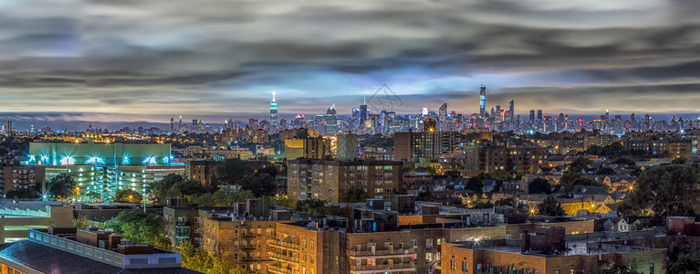 从纽约皇后区看曼哈顿天际线的夜景图片
