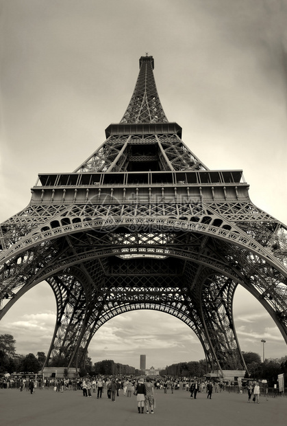 垂直捕捉法国巴黎著名的埃菲尔铁塔Sepia图片