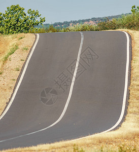 高坡度变化道路远景图片