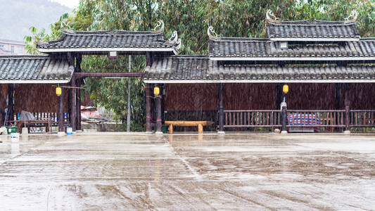 游三江侗族自治县城阳村民俗中心广场春雨图片