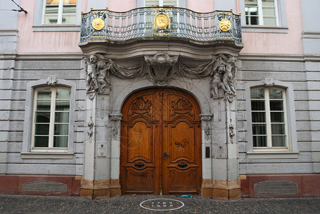 通往德国弗赖堡中世纪豪宅的图片