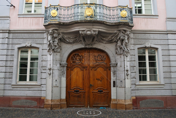 通往德国弗赖堡中世纪豪宅的图片