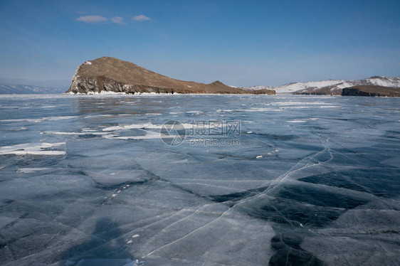 背景中的湖泊和岩层冰覆盖的水面景观图片