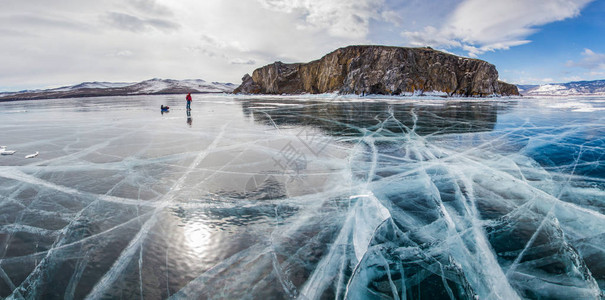 背着包站在冰水地表的冰水表面图片