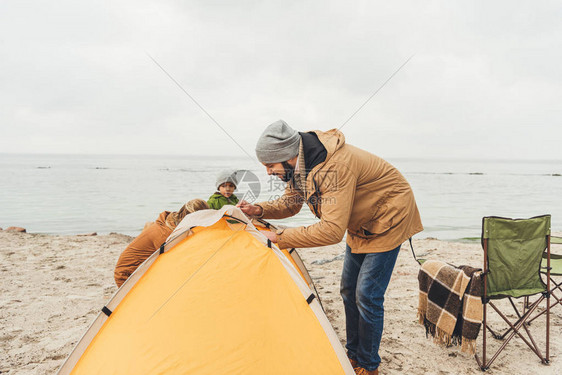 住在海滨的露营帐篷供图片