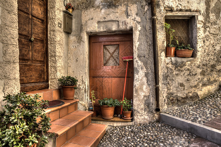 意大利古里亚Ventimiglia镇的旧木制门老房图片